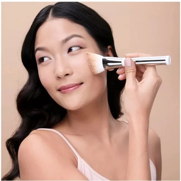 IT COSMETICS Heavenly Skin Skin-Hugging Foundation Brush #707 - Picture 2 of 7